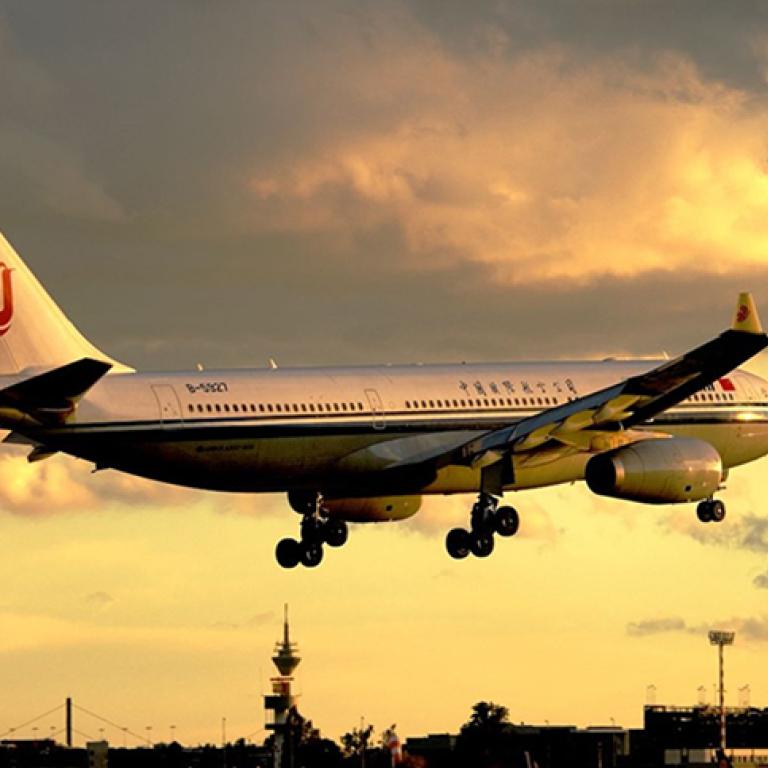 In weiter Ferne, so nah! Job-Talk mit Dr. Jürgen Zetzsche, Leitung Airport Advertising Düsseldorf